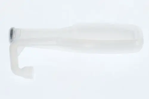 Transparenter Siphon von Bosch mit einem gebogenen Auslauf und einem geraden, schmalen Körper. Geeignet für Rohrverbindungen im Sanitärbereich.
